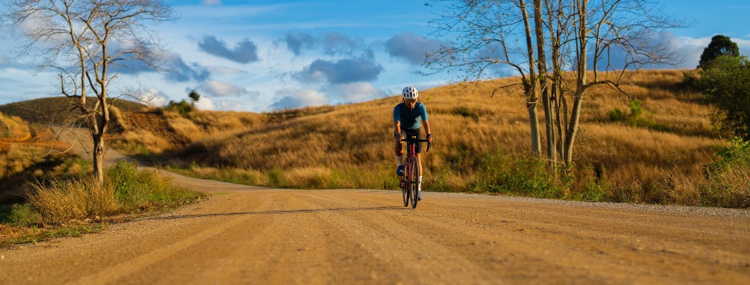 Mit dem Gravel-Bike seid ihr auf allen Untergründen schnell unterwegs