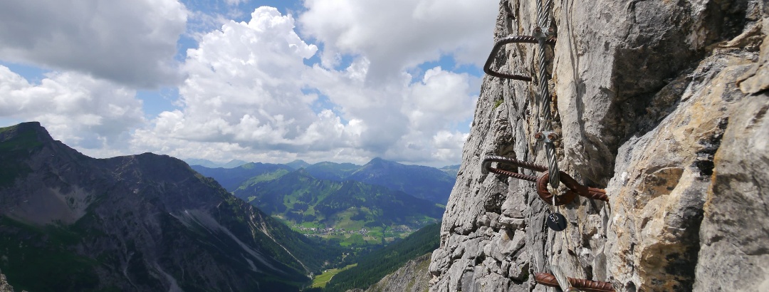 Via ferratas lead on adventurous routes across rock faces and ridges.