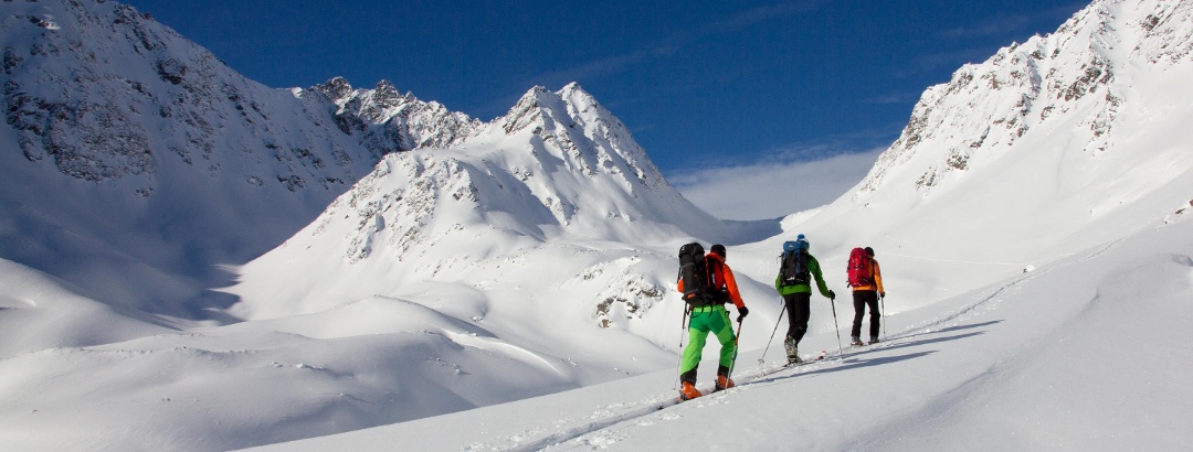 Skitour in den verschneiten Bergen